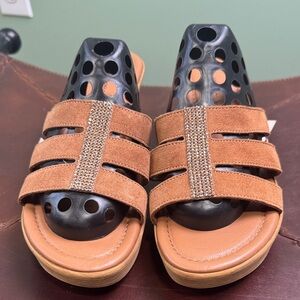 NWT Mila Paoli Black and Tan Women's Sandals size 8
